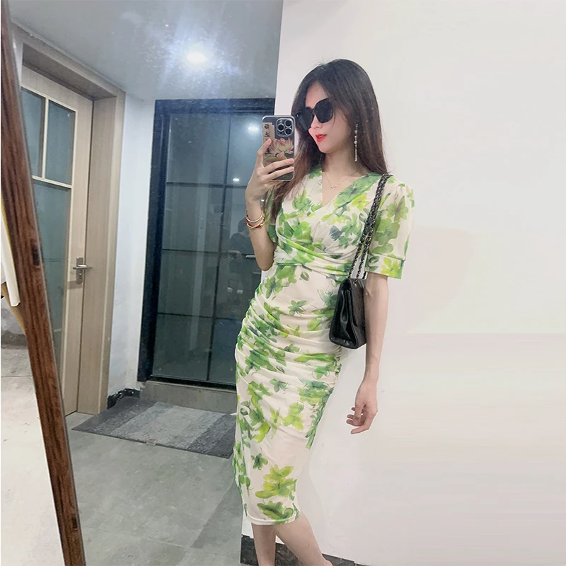 【晶灿专供】绿色碎花连衣裙子夏2025新款V领褶皱遮肚显瘦包臀裙子