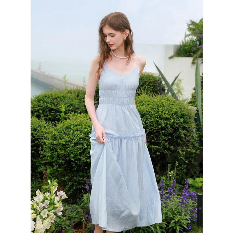 三彩独醒2025夏季新款V领吊带裙褶皱收腰大摆连衣裙度假长裙F