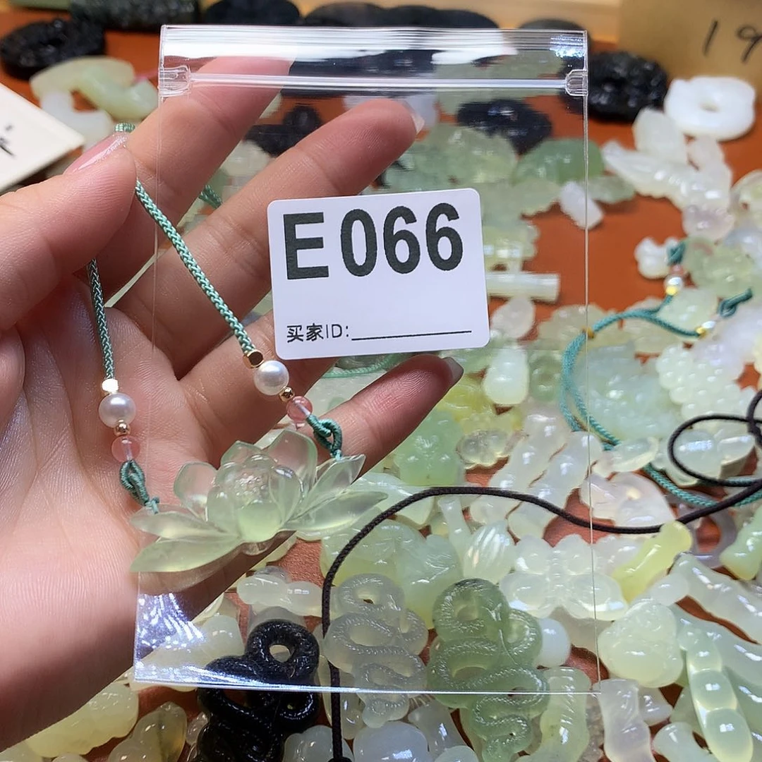 蛇纹石玉颈饰合金