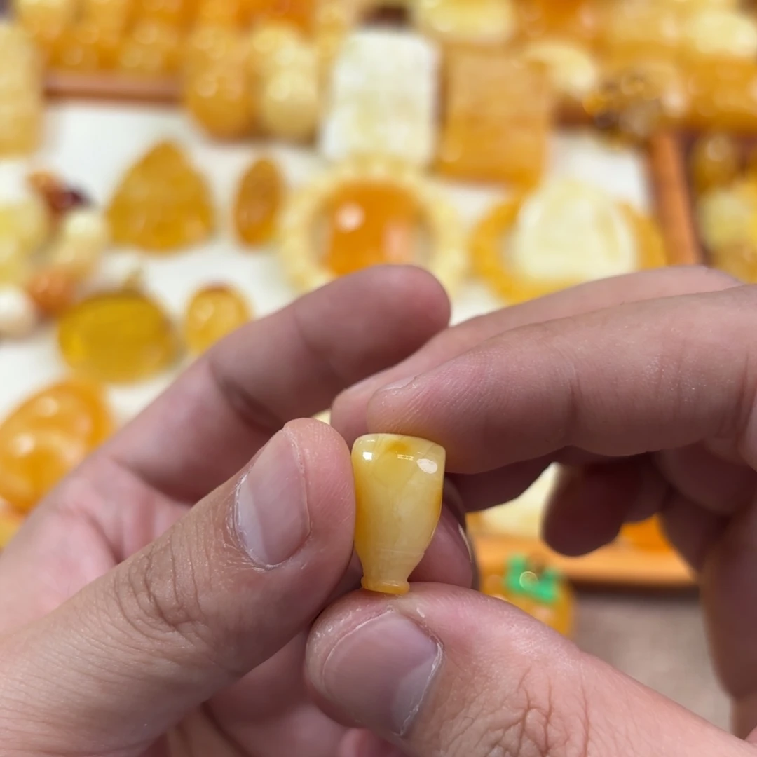 蜜蜡未镶嵌裸石三通