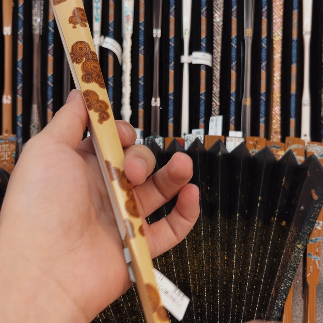 陌***骚扇子纯手工制作工艺精湛
