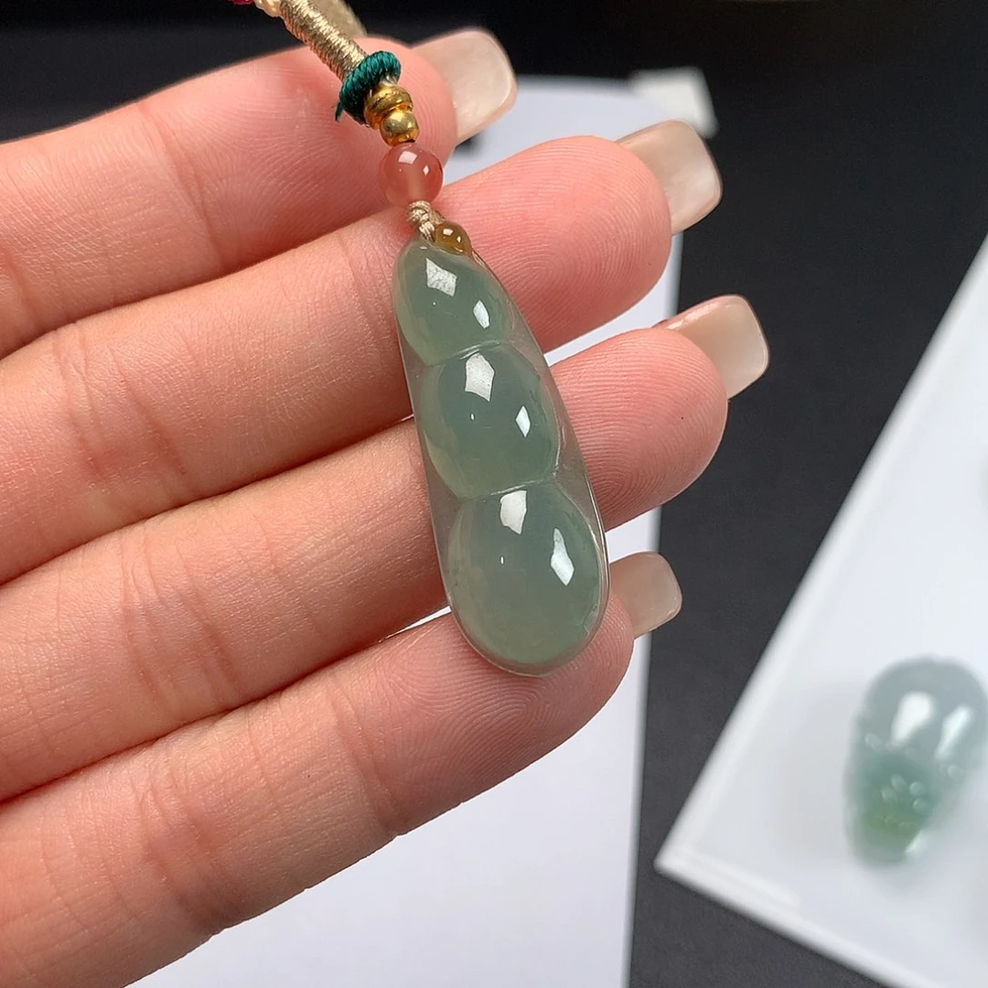 翡翠未镶嵌颈饰福豆