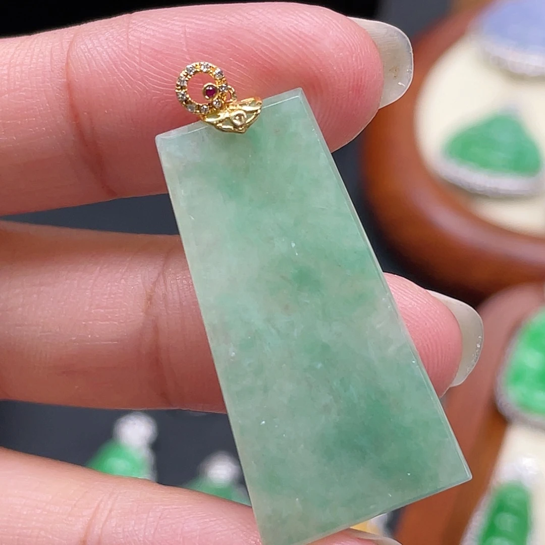 翡翠18K金镶嵌颈饰绿无事牌