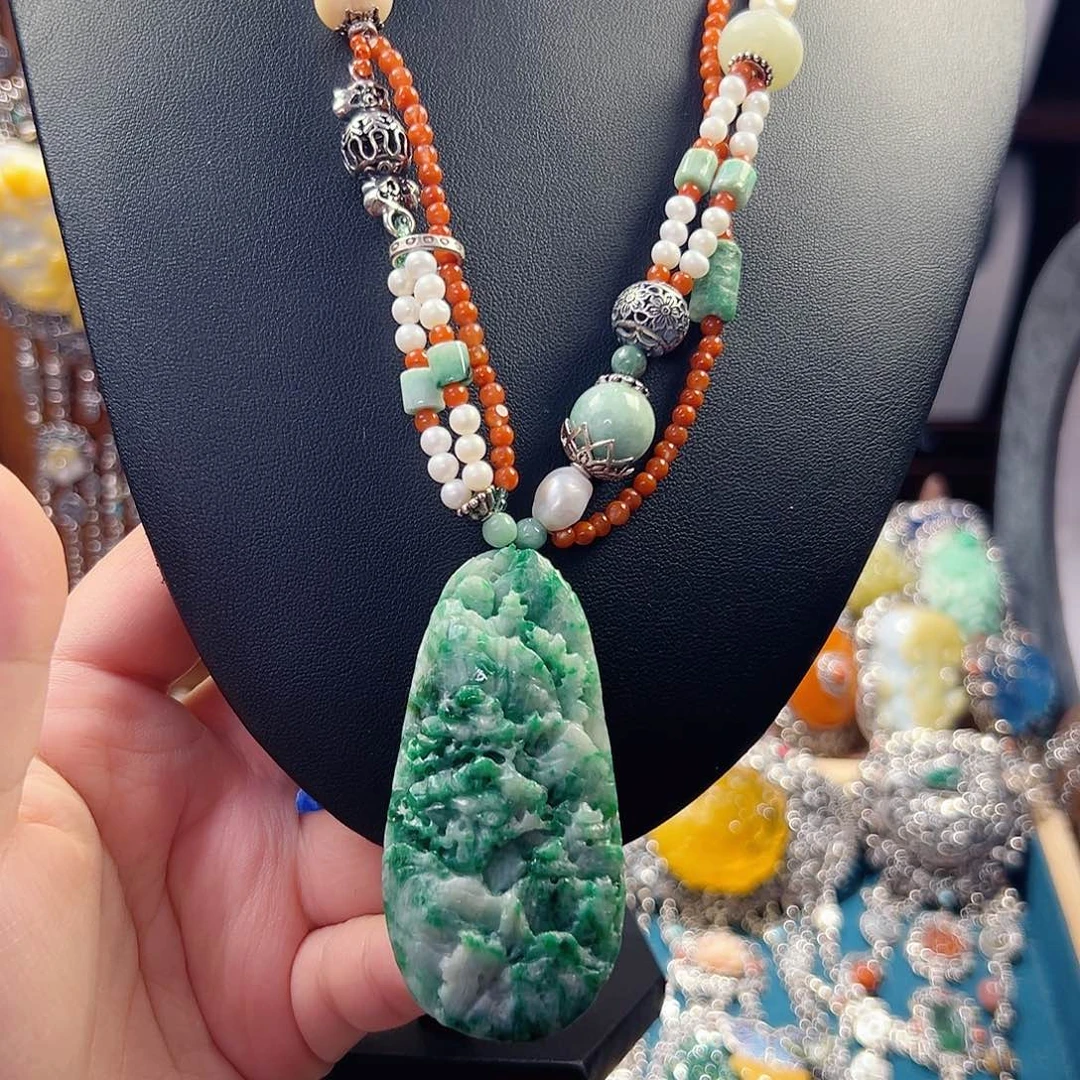 翡翠未镶嵌颈饰国风