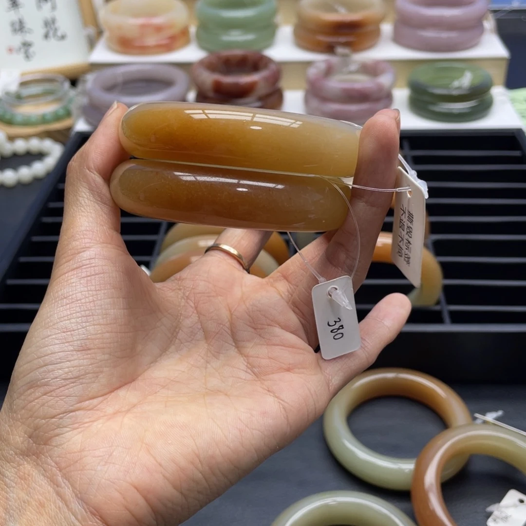 未镶嵌手镯石英质玉佳*