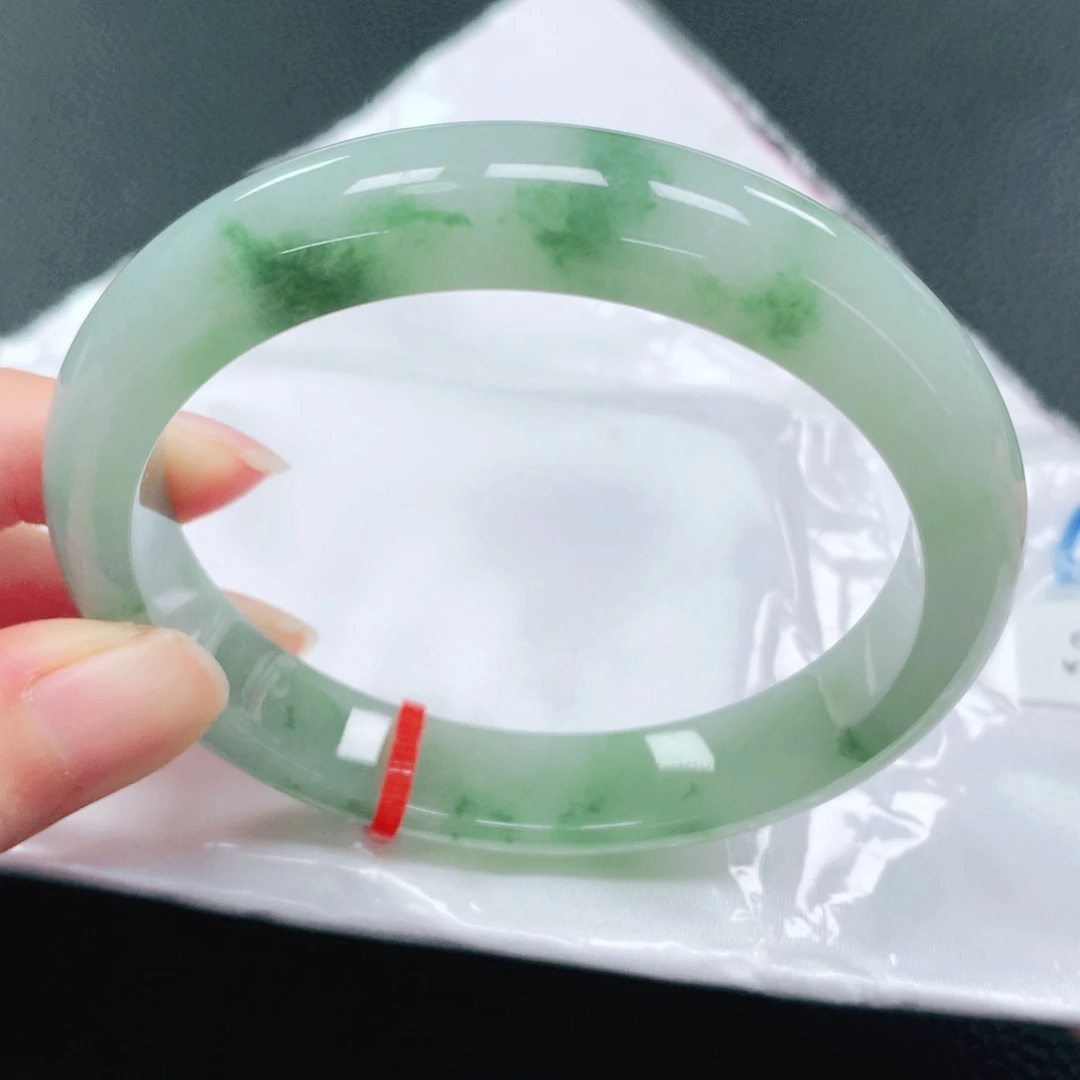 翡翠手镯未镶嵌61圈