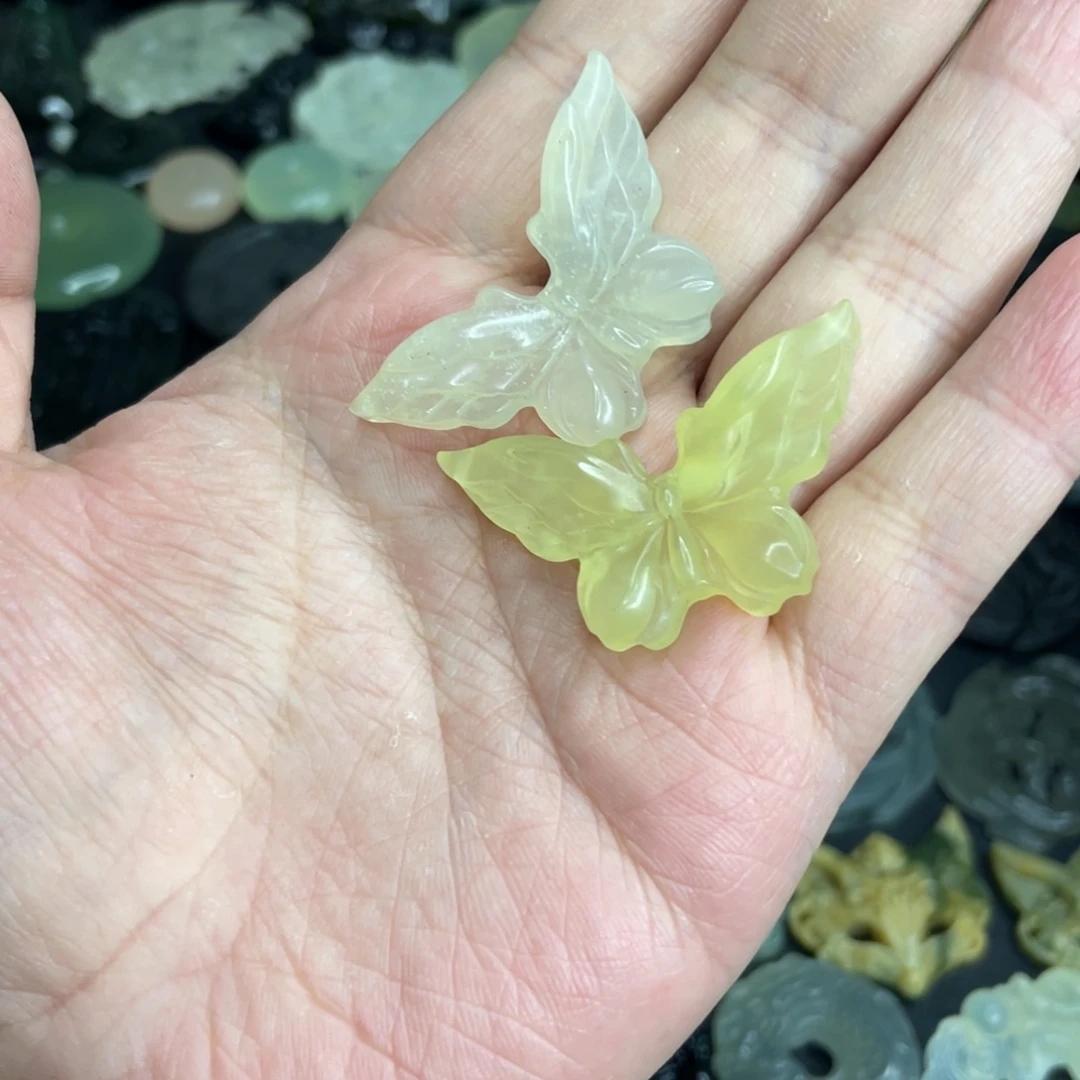 岫玉未镶嵌颈饰蝴蝶