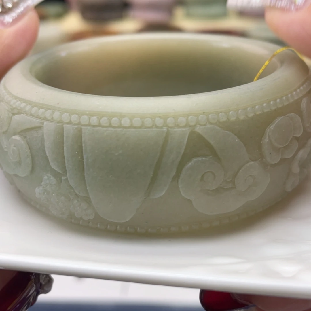 【闪购商品】石英质玉手镯未镶嵌甄****?