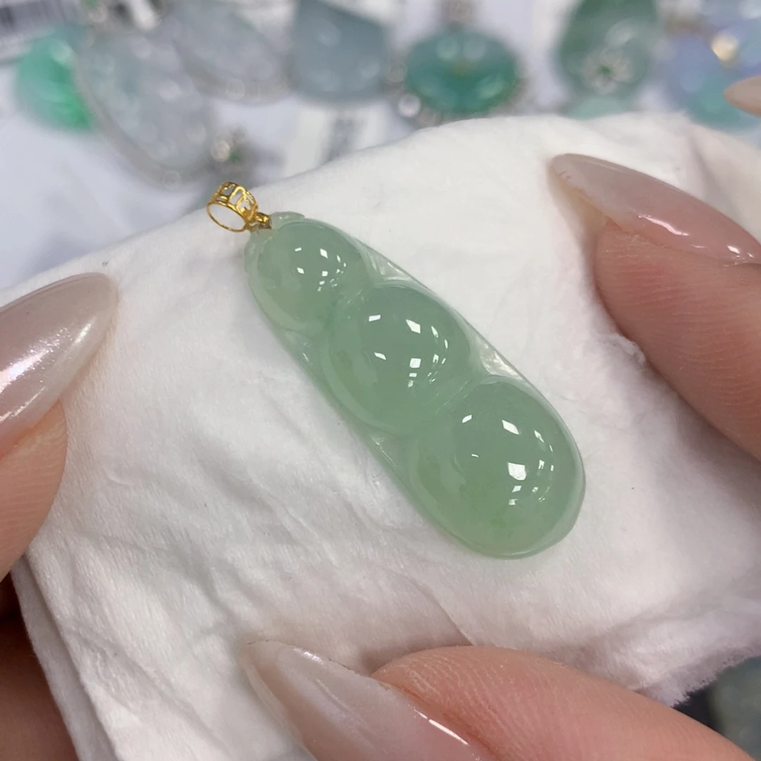 颈饰18K金镶嵌翡翠