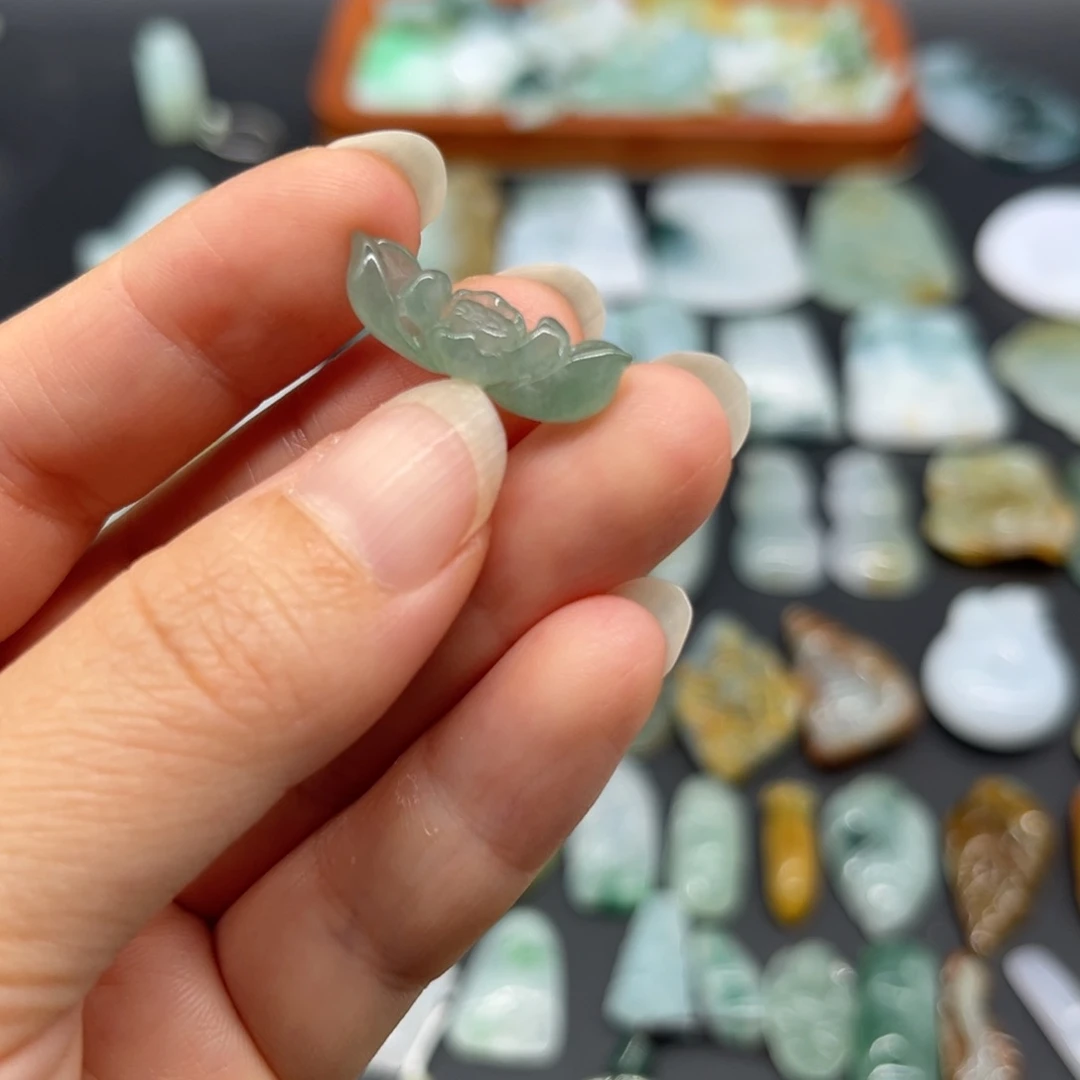 翡翠未镶嵌颈饰莲花