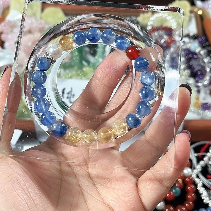 水晶手链合金戴珍珠耳环的少女