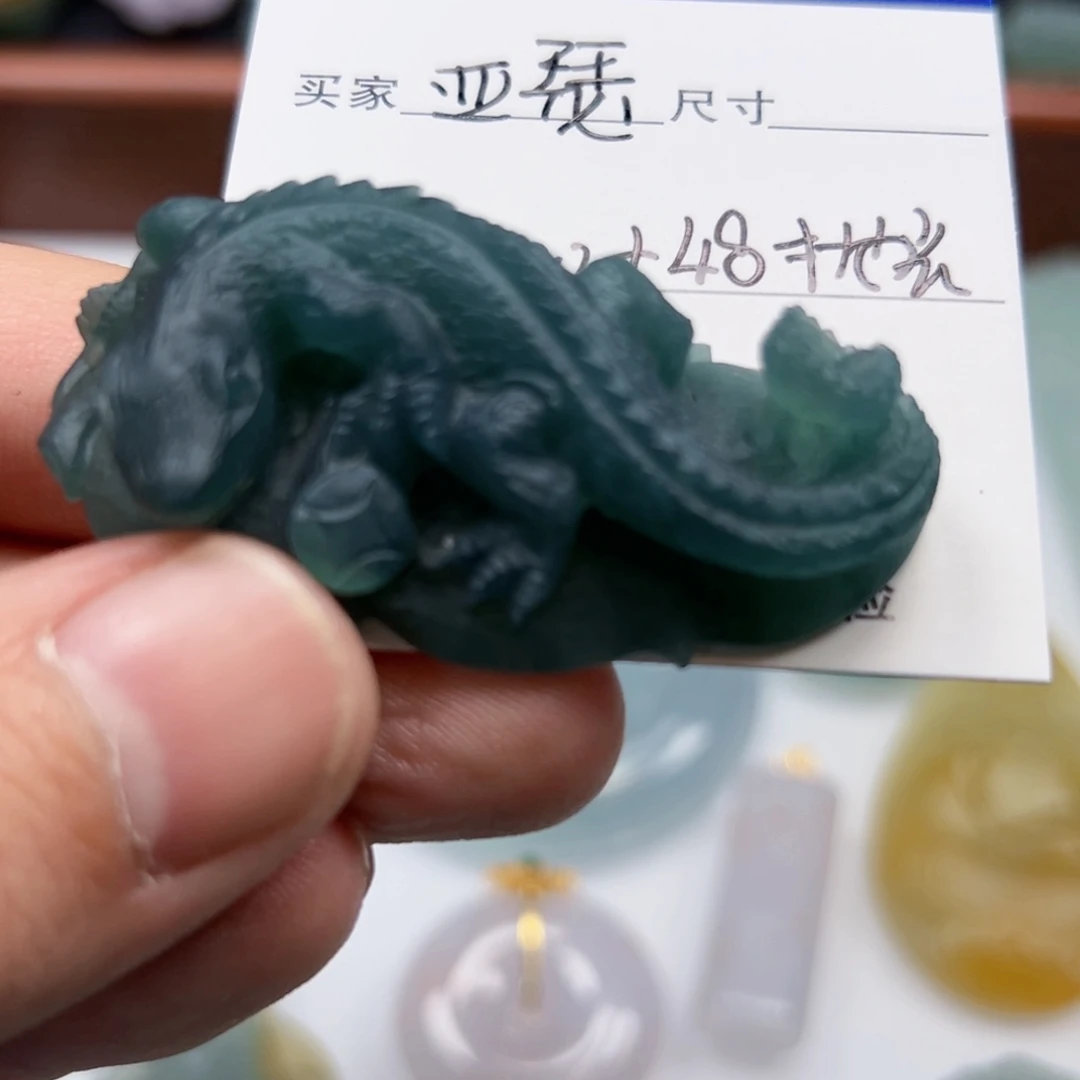 亚***瑟未镶嵌定制翡翠蜥蜴