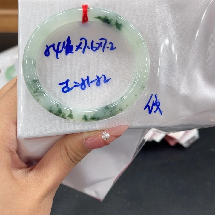 翡翠手镯未镶嵌翡翠
