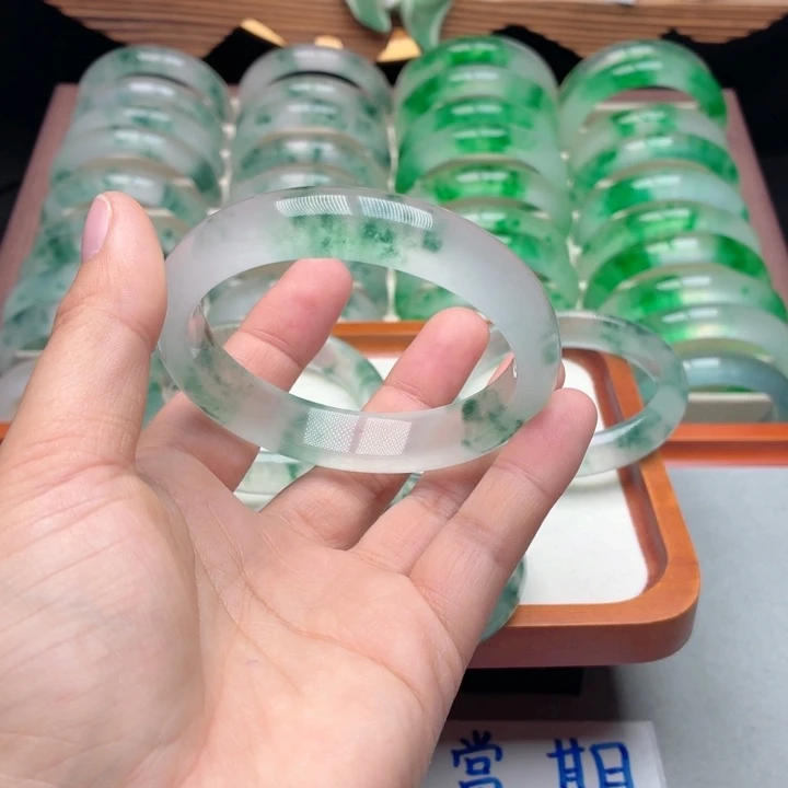 刀***刀石英质玉未镶嵌手镯