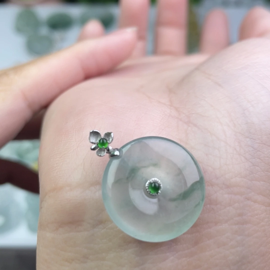 翡翠18K金镶嵌颈饰