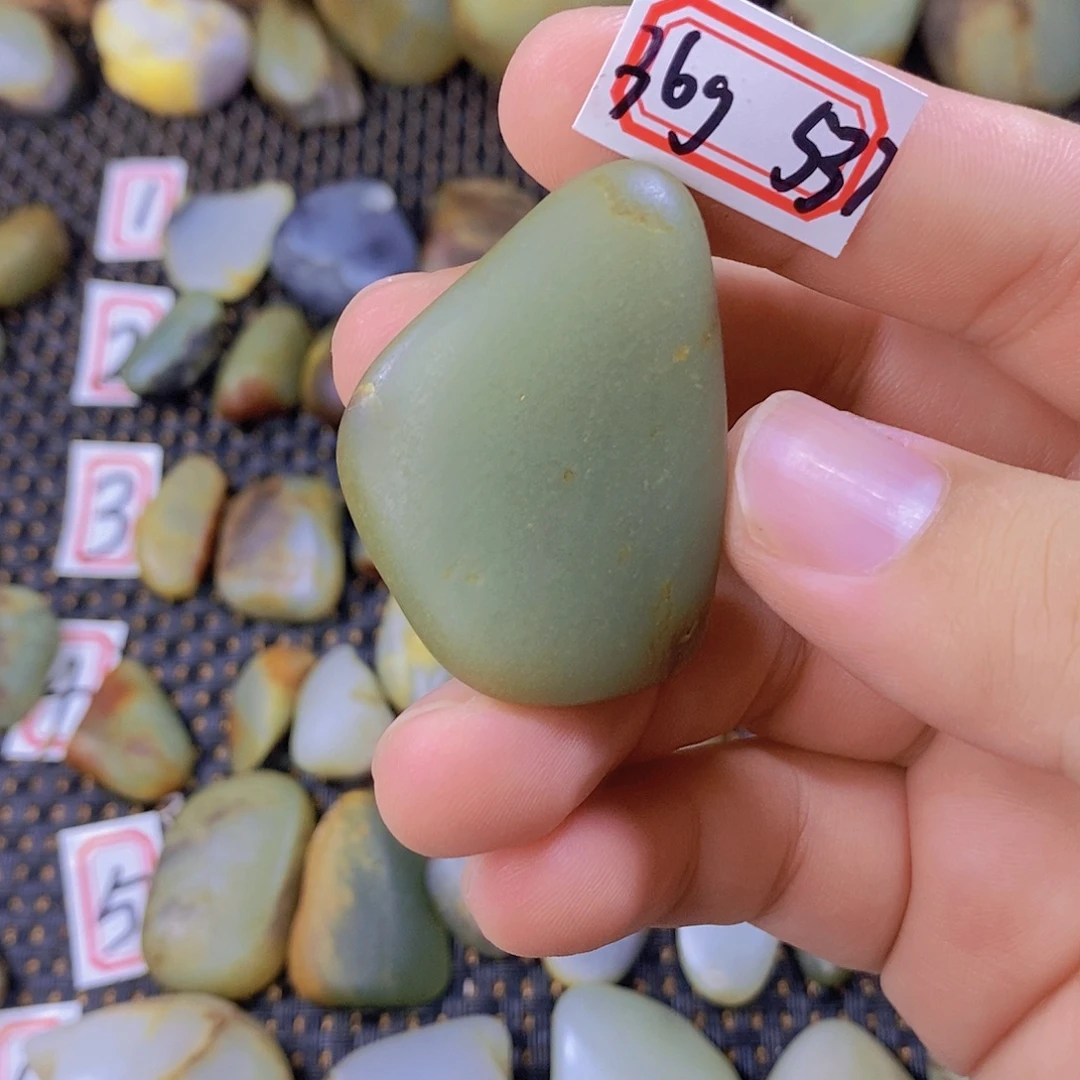 颈饰未镶嵌和田玉（糖玉）
