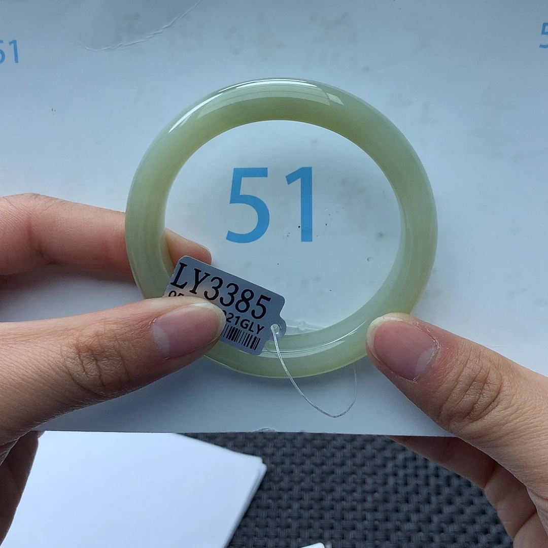 玄***儿和田玉未镶嵌手镯