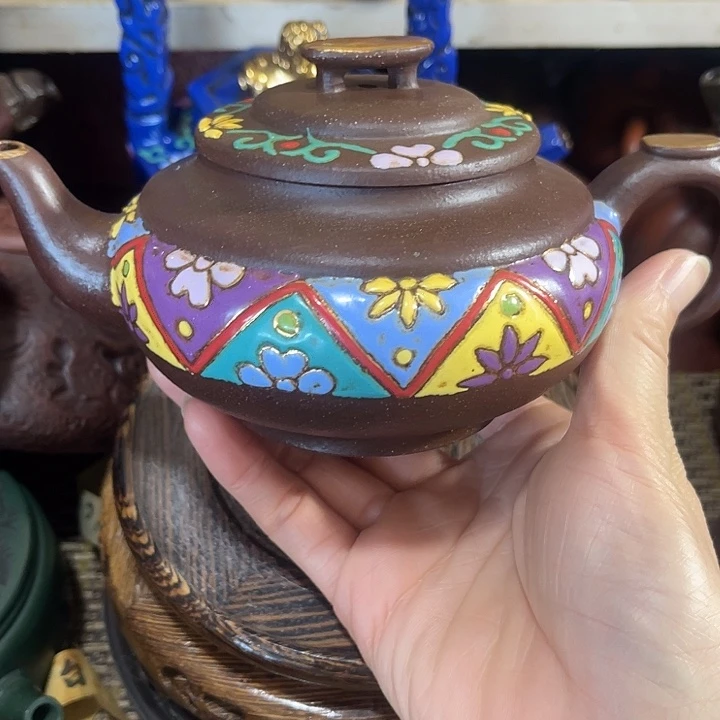 茶壶紫砂原矿泥料手工制作的一把紫砂壶。