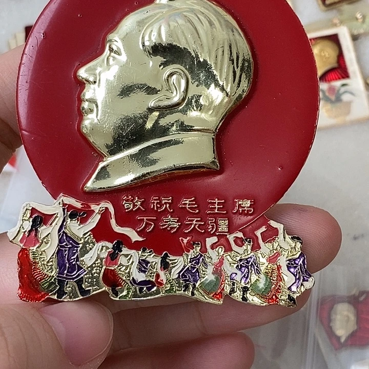 中***华向爷爷献哈达像章