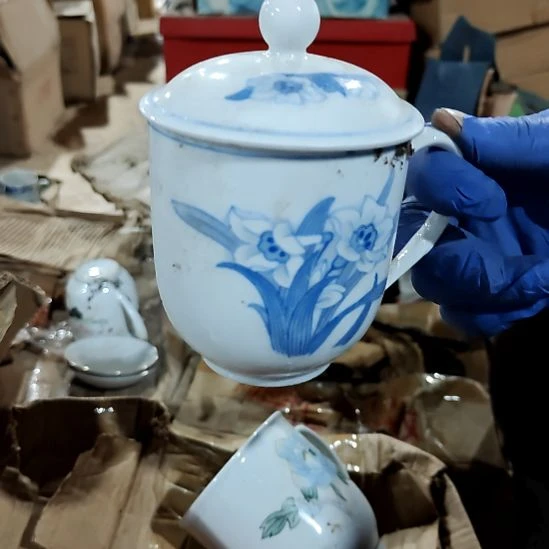 摆件盘子碗茶壶啥都有