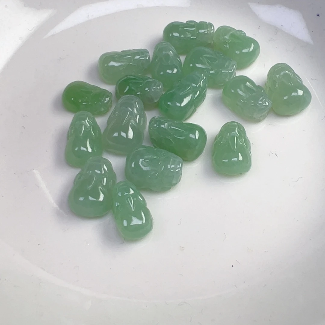 翡翠散珠满绿貔貅一只