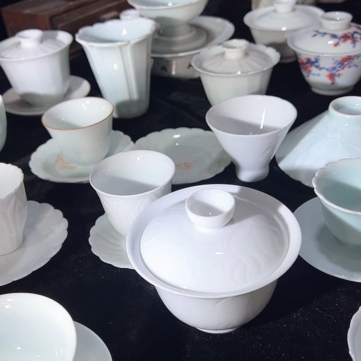 你是谁呀啊呀阿哇的啊呜呜