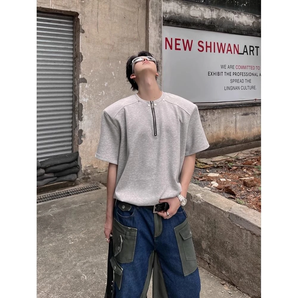 NUKEFEN小领口空气层面料垫肩短袖男金属半拉链设计小众t恤上衣