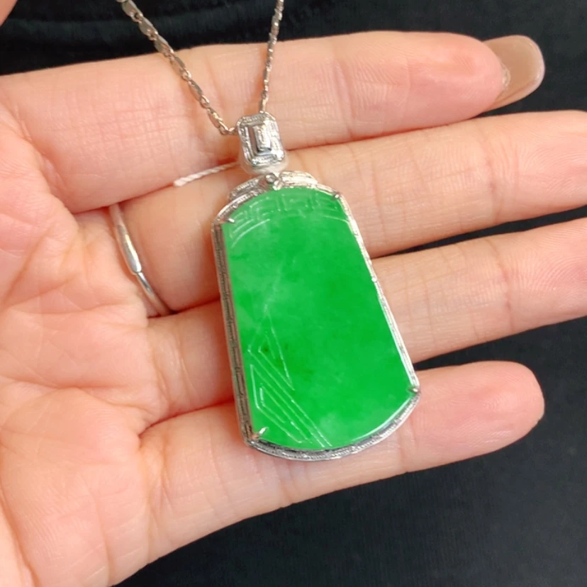 【闪购商品】颈饰18K金镶嵌翡翠平安无事