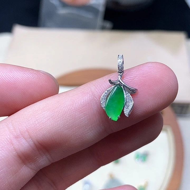 颈饰18K金镶嵌翡翠