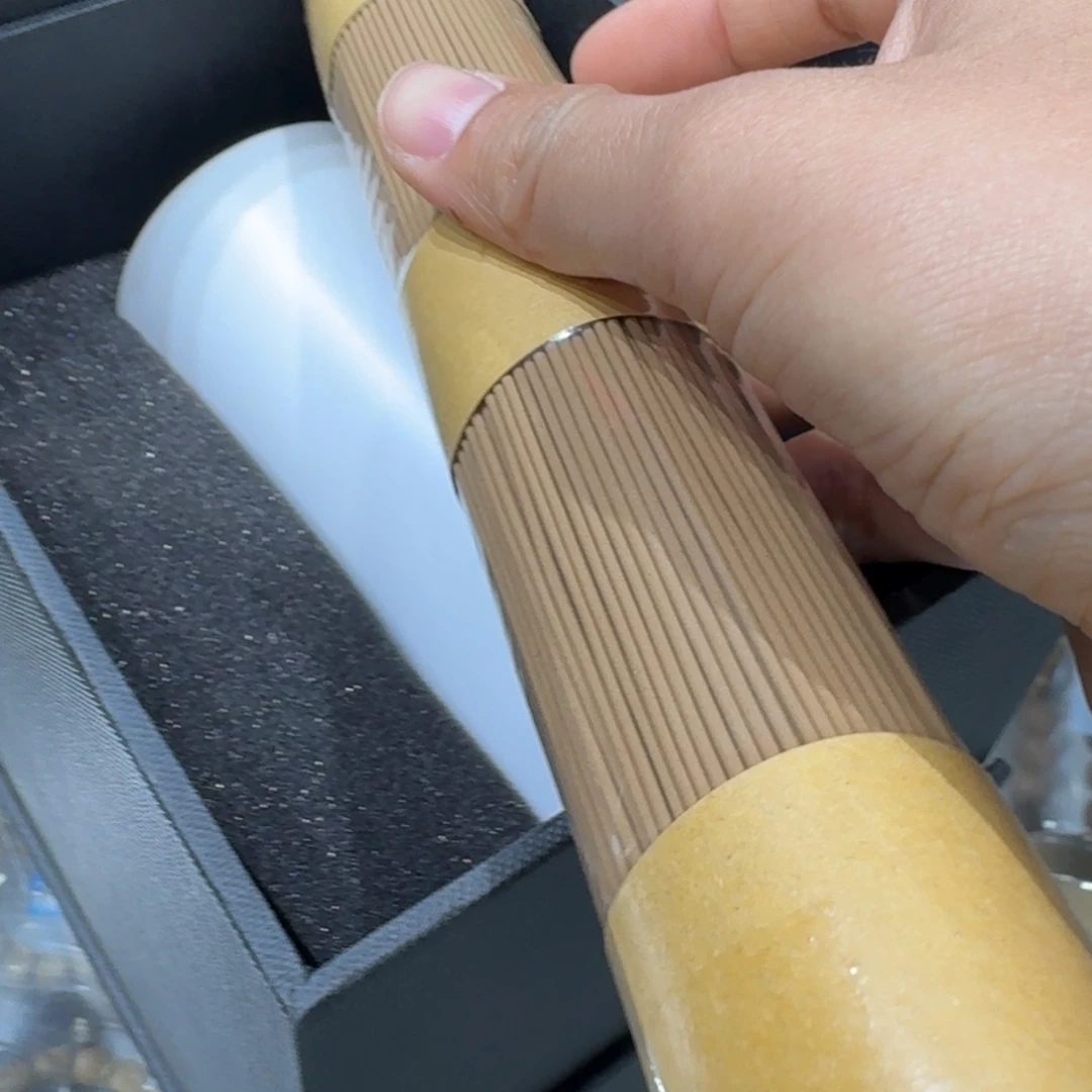 海南白色一个手持一个