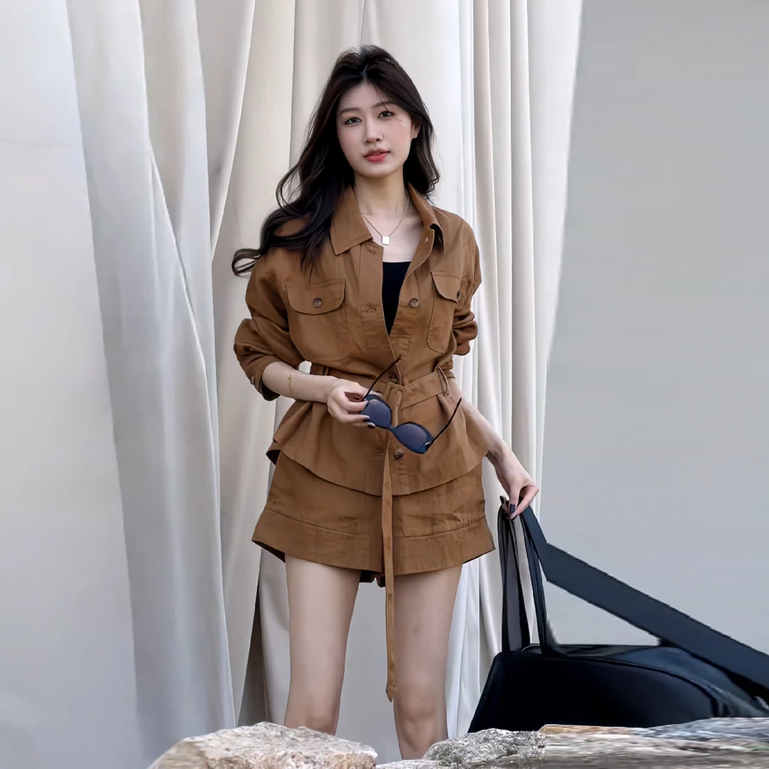 秋季棕色时尚套装女2025新款酷飒工装修身运动长袖衬衫短裤两件套