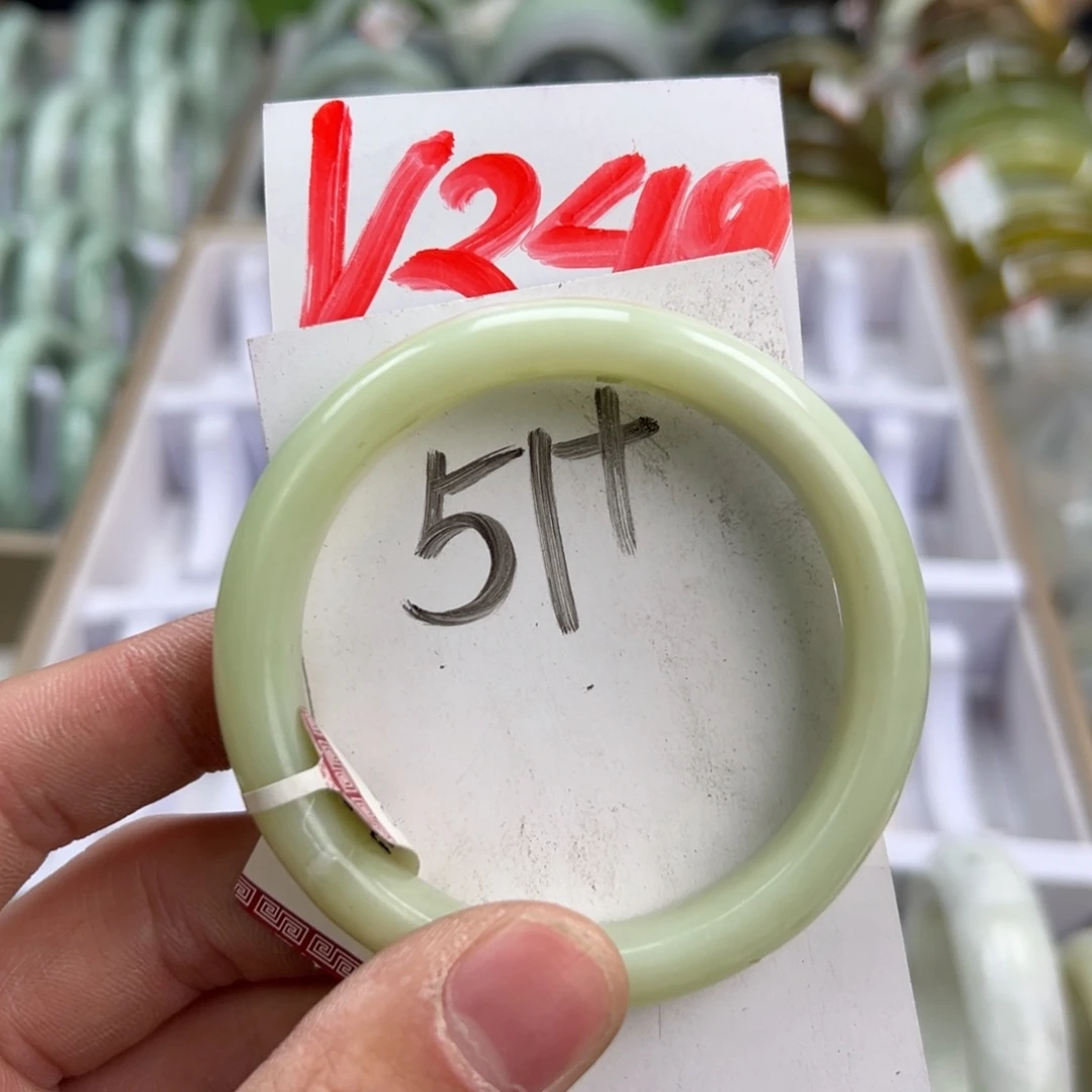 岫玉手镯未镶嵌天然岫玉微瑕，可以正常佩戴