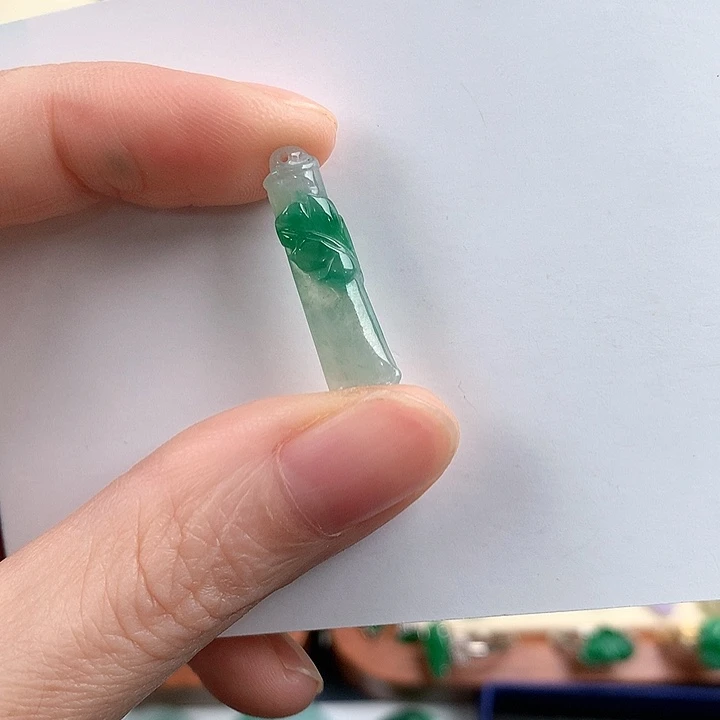 颈饰银S925镶嵌翡翠向****?86335645678