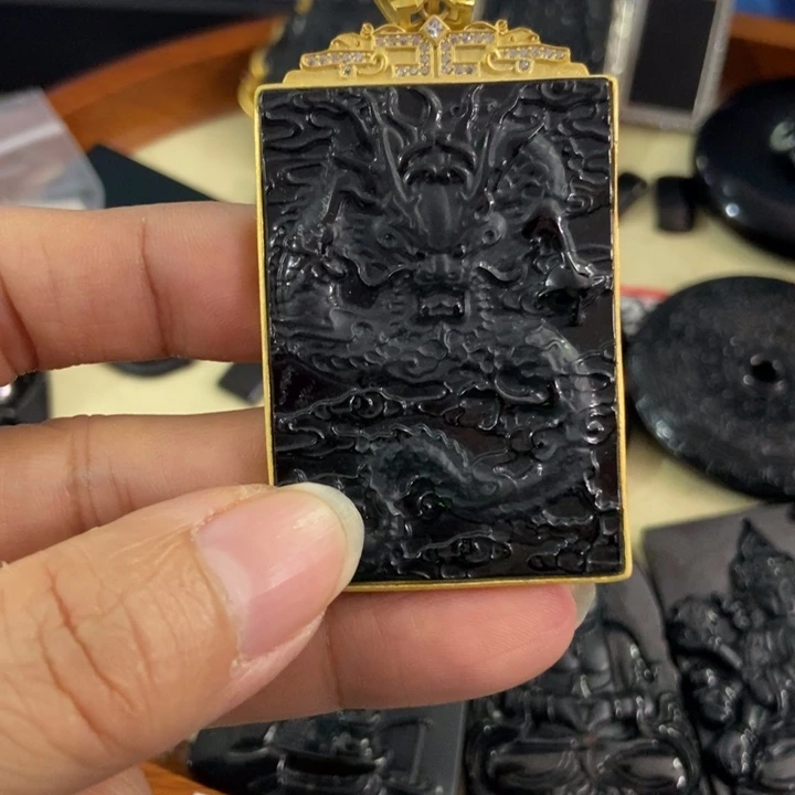 翡翠颈饰未镶嵌莲**事墨翠龙