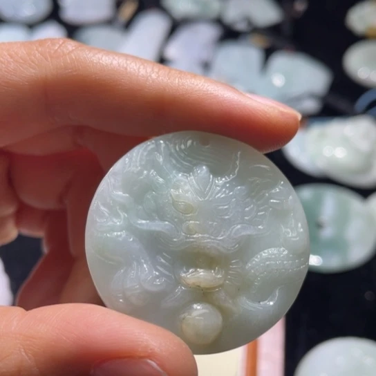 翡翠未镶嵌颈饰龙牌，瑕疵