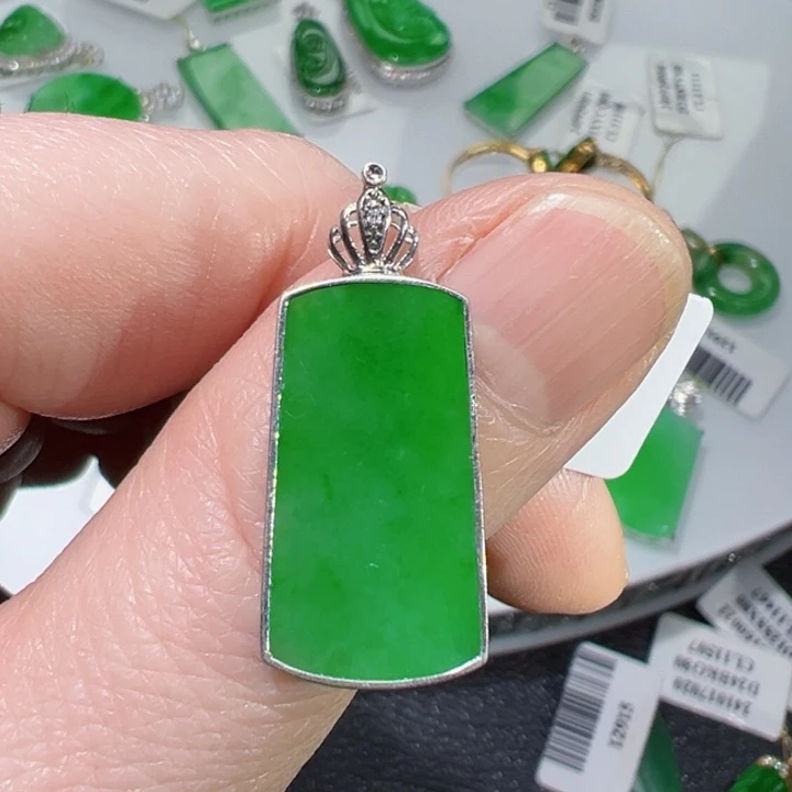 颈饰18K金镶嵌翡翠