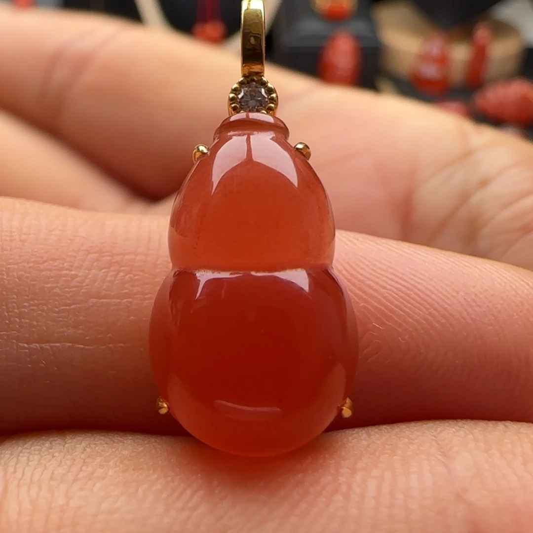 南红玛瑙18K金镶嵌吊坠