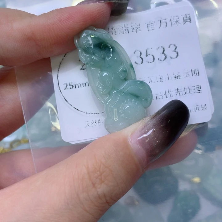 翡翠足银镀金镶嵌颈饰翡翠