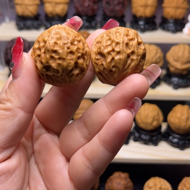 文玩核桃吊坠22w粗筋铁狮子33尺