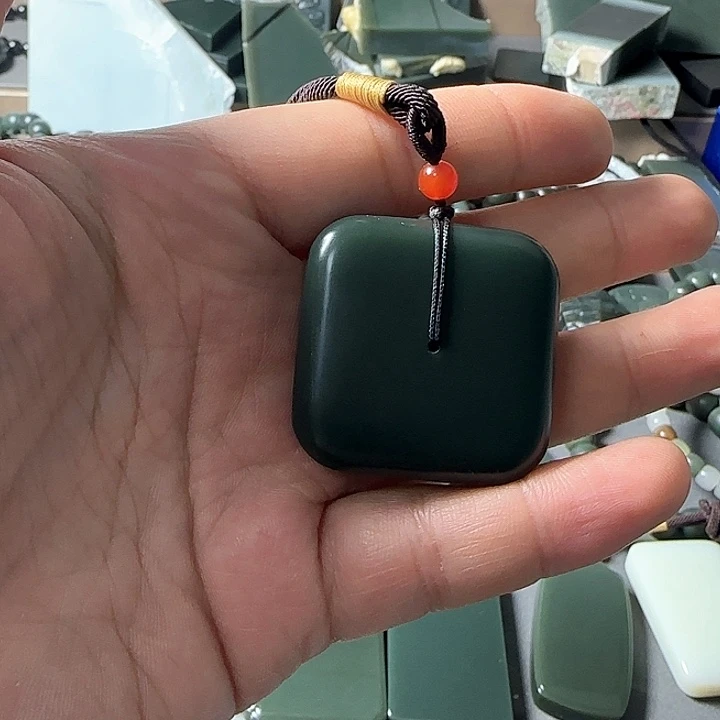 颈饰未镶嵌和田玉（青玉）