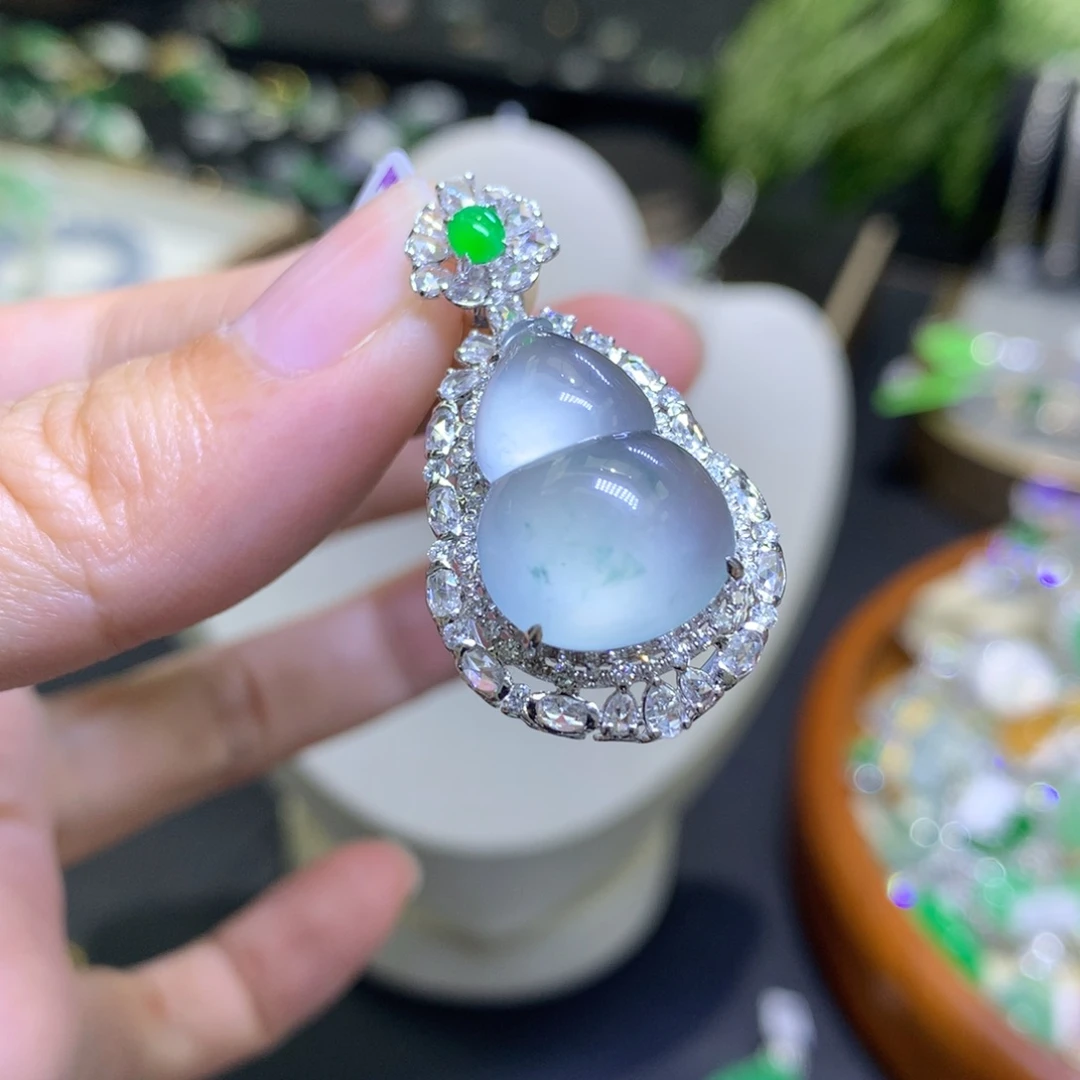 颈饰18K金镶嵌翡翠