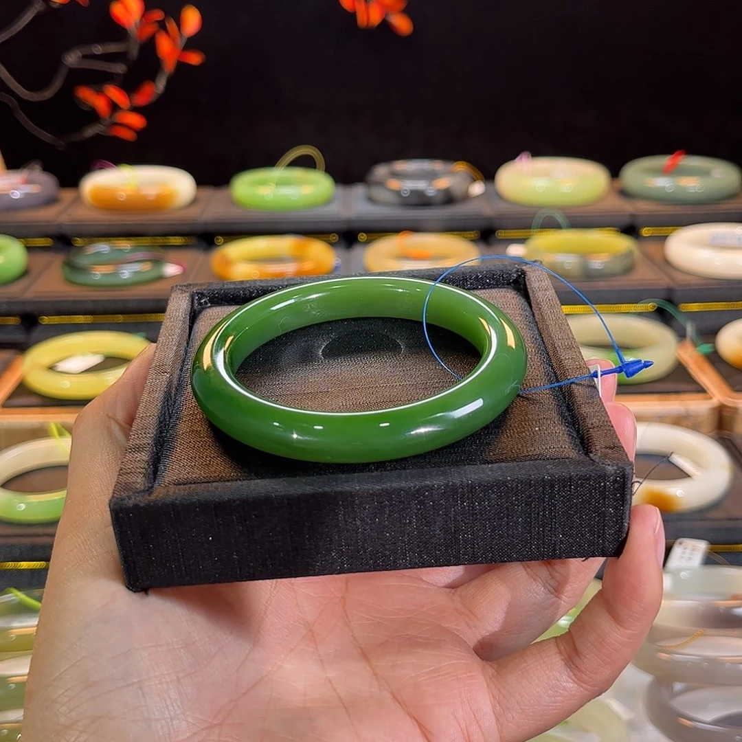 和田玉未镶嵌手镯粉绿