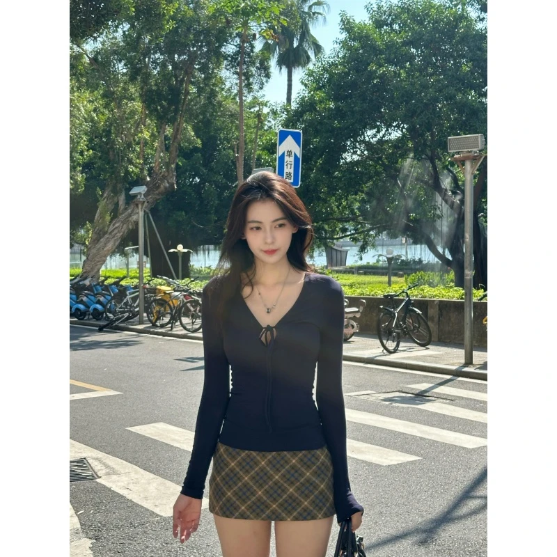 藏青色大V领长袖t恤早秋码绝美穿搭修身显瘦辣妹复古格纹半身短裙