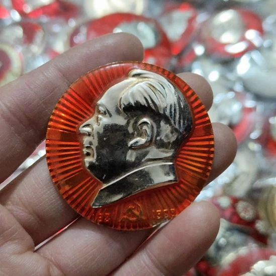 金***人其他普通金属圆形红色人物像章