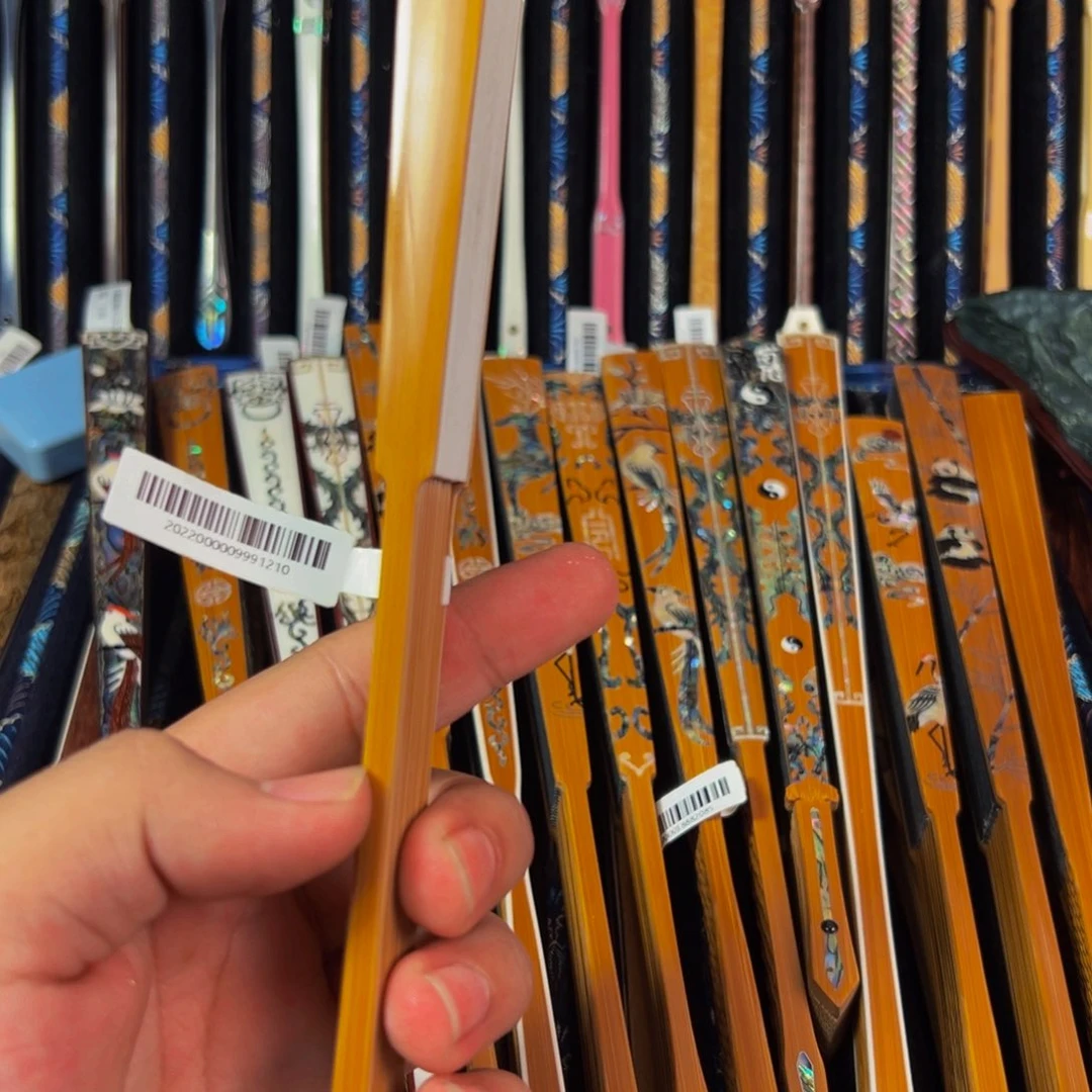 独***往扇子扇子的设计非常精致