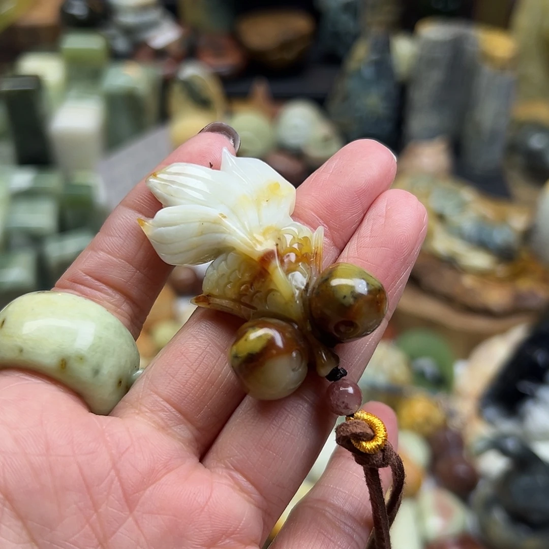 岫玉未镶嵌颈饰花玉俏色金鱼