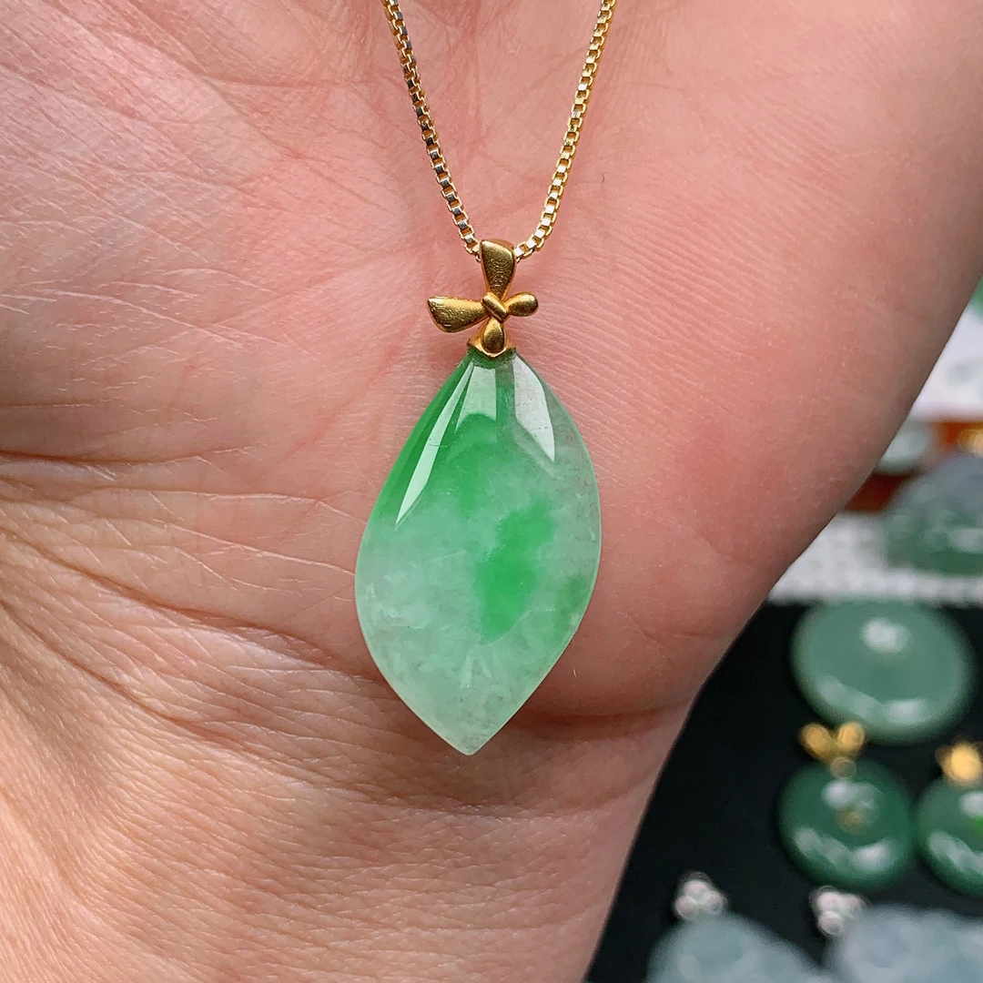 缅甸天然翡翠A货 冰润飘绿随形9/409（尺寸25.1x13.9x4.5)