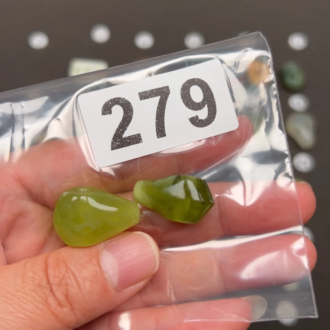 未镶嵌蛇纹石玉颈饰W****星微瑕不退不换