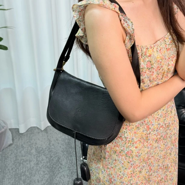 95新 LOEWE/罗意威 黑色正标镂空全皮流苏单肩包 xq
