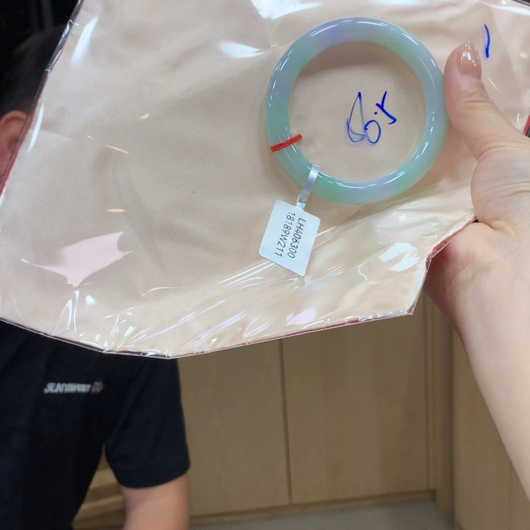 翡翠手镯未镶嵌不退不换